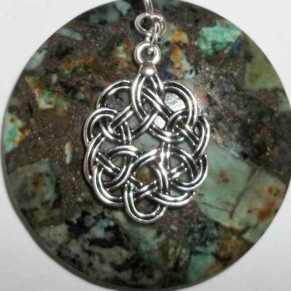 Celtic Knot Necklace with Green Gemstone NWT 5315 - Picture 7 of 8